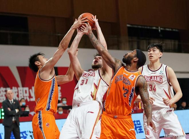 国安凯旋归来！足协杯夺冠背后的故事与战术解析（国安问鼎足协杯：夺冠幕后故事与战术解读）