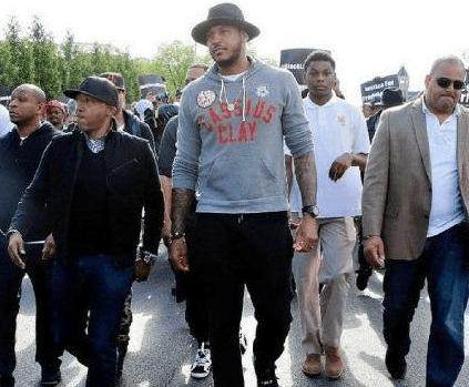 曼联主场4比1大胜狼队，B费梅开二度，姆贝莫、芒特破门，终结对手不胜纪录，升至第六。（曼联主场4-1横扫狼队：B费双响，姆贝莫、芒特建功，终结对手不胜纪录，升至第六位）