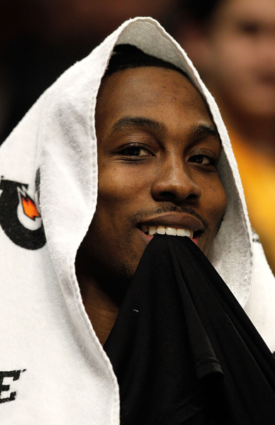 怀特第三节轰14分带队反超，米勒单节4三分回应（怀特第三节狂砍14分助队反超，米勒单节4记三分强势回敬）